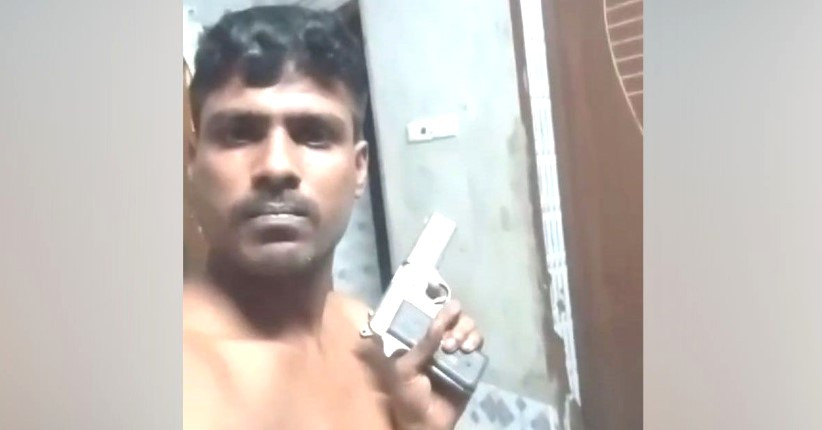 অস্ত্রধারীর ভিডিও ভাইরাল,যুবক আটক